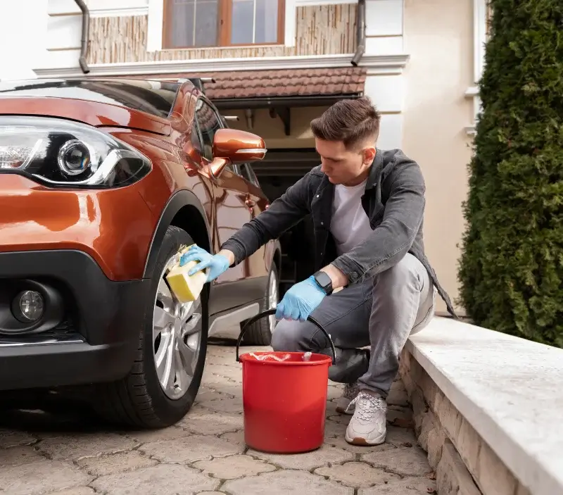Lavage auto à domicile Pleslin-Trigavou : professionnel intervenant sur un véhicule